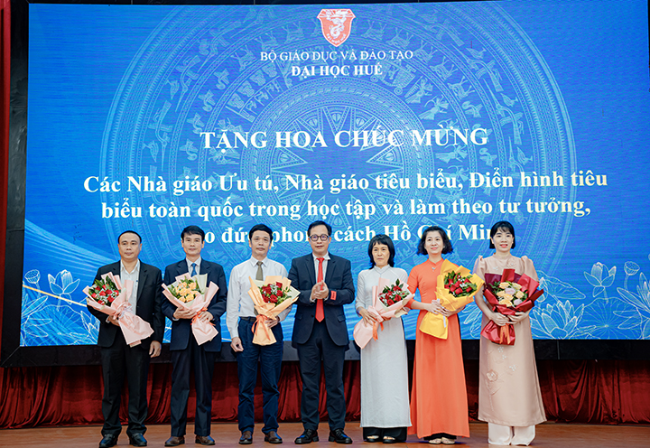 Lãnh đạo Đại học Huế tặng hoa cho các Nhà giáo ưu tú